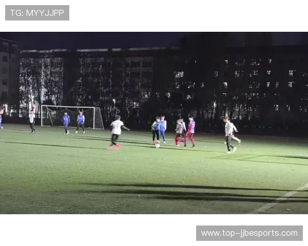 足球球星共聚盛典激情碰撞 点燃绿茵场梦想与荣耀的交锋