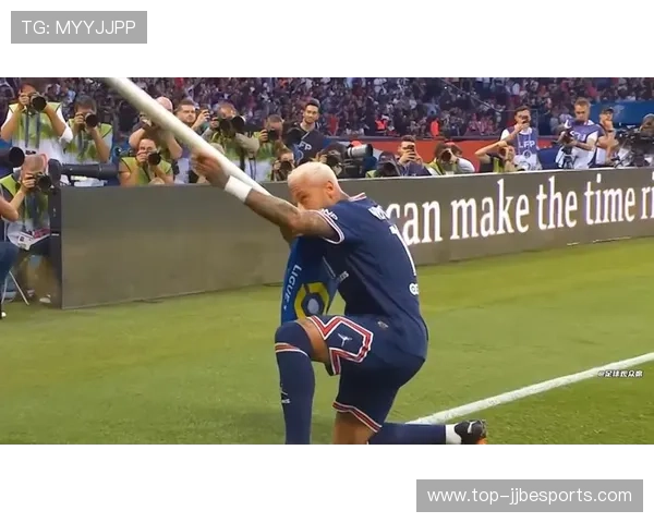 足球球星拍手瞬间：激情与敬意交织的场面展现运动精神